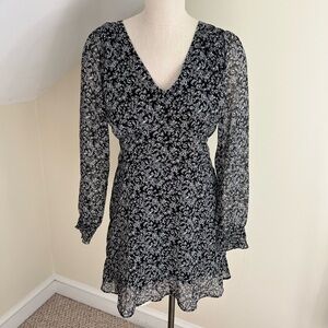 Abercrombie & Fitch Black and White V-Neck Long Sleeve Mini Dress